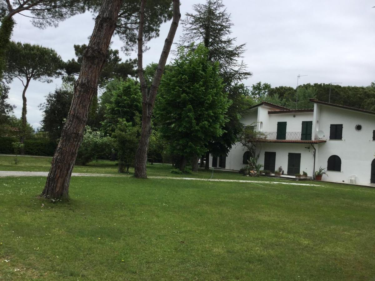 Villa Poveromo Маса Екстериор снимка